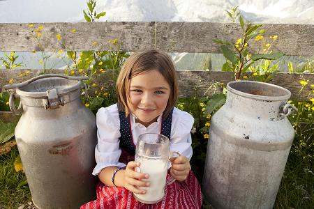 TZA-alm-milchkanne-maedchen