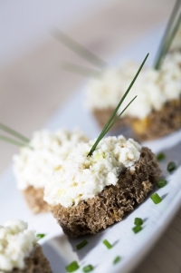 Recept na &Scaron;pen&aacute;tov&eacute; palačinky se s&yacute;rem feta a su&scaron;en&yacute;mi rajčaty