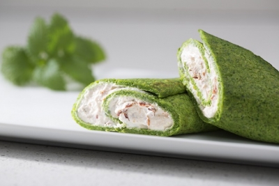 Recept na &Scaron;pen&aacute;tov&eacute; palačinky se s&yacute;rem feta a su&scaron;en&yacute;mi rajčaty