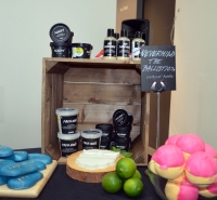Lush &ndash; kosmetika prospě&scaron;n&aacute; pleti a &scaron;etrn&aacute; k př&iacute;rodě