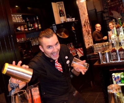 Ve světovém koktejl baru a americké restauraci v Praze TGI Fridays se slavily 50. narozeniny