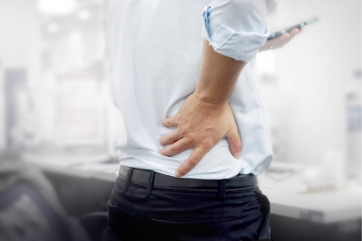 Př&iacute;činou dlouhodob&eacute; bolesti zad může b&yacute;t i tzv. office syndrom. Jak s n&iacute;m zatočit?