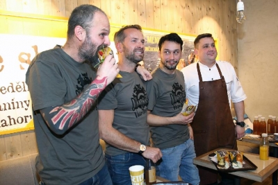 Zimn&iacute; gurm&aacute;nsk&yacute; z&aacute;žitek v Bageterii Boulevard: nov&eacute; menu sestaven&eacute; vyhl&aacute;&scaron;en&yacute;m guru česk&eacute; gastronomie Janem Punčoch&aacute;řem