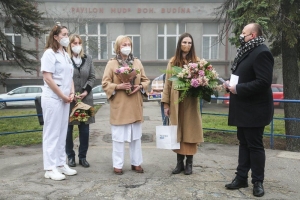 Kateřina Zemanov&aacute; během dvou dnů předala stovky rou&scaron;ek, desinfekci, kr&eacute;my a vitam&iacute;ny