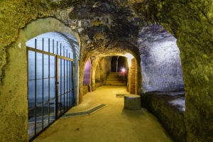 Prohl&iacute;dky Plzeňsk&eacute;ho historick&eacute;ho podzem&iacute; za svitu baterek