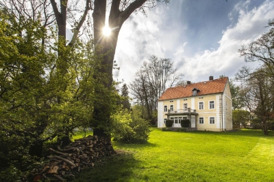 Po stop&aacute;ch hut&iacute; a hamrů v kraji Čapkovy Strže