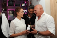 V luxusn&iacute;m cocktail baru na Letn&eacute; obsluhuje Jarom&iacute;r Nosek