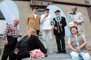 Express Jiř&iacute;ho Menzela vyjel z hlavn&iacute;ho n&aacute;draž&iacute; v Praze do &bdquo;ostře sledovan&eacute;&ldquo; Loděnice