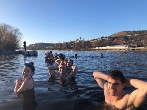 Ve Žlut&yacute;ch l&aacute;zn&iacute;ch se sch&aacute;zej&iacute; otužilci &ndash; z&aacute;jem je velk&yacute;  každ&yacute; t&yacute;den jejich počet roste