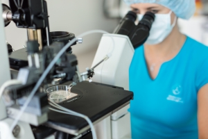 Hormon&aacute;ln&iacute; stimulace. Jak prob&iacute;h&aacute; a co když je pro mě rizikov&aacute;?