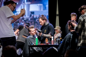 Pou&scaron;těn&iacute; žilou i trh&aacute;n&iacute; zubů. Takov&aacute; byla cesta k dne&scaron;n&iacute;m barber shopům