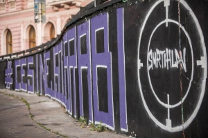Če&scaron;i nejsou srabi ř&iacute;k&aacute; obř&iacute; graffiti k filmu Smrtihlav