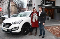 Eva Holubov&aacute; s labradorkou Abbay pokřtila knihu L&aacute;sky za oponou