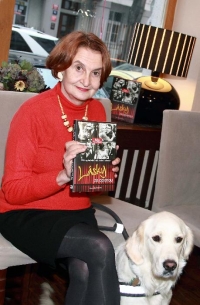 Eva Holubov&aacute; s labradorkou Abbay pokřtila knihu L&aacute;sky za oponou