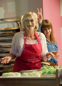 Takový make-up ve filmu ještě neměly: Švandová, Matásek a Kerestešová s dortem na obličeji