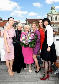 Lady Dermacol slav&iacute; 88 let: Žena, jej&iacute;ž make-up dobyl Hollywood