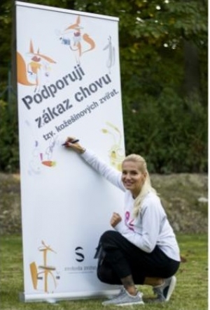 Dara Rolins, Nela Boudov&aacute; či B&aacute;ra Hrz&aacute;nov&aacute; podporuj&iacute; z&aacute;kaz kože&scaron;inov&yacute;ch farem