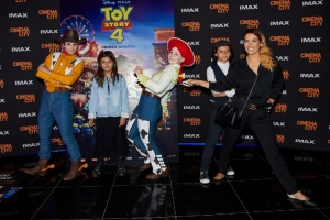 Poh&aacute;dky nejsou jen pro děti! Na premi&eacute;ru Toy Story 4 vyvedli sv&eacute; novomanželky Vojtek i Gr&aacute;nsk&yacute;