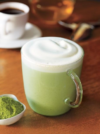 Věděli jste, že sklizeň zelen&eacute;ho čaje matcha prob&iacute;h&aacute; pod černou plachtou?