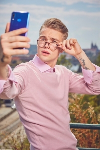 Huawei představil nov&eacute;ho ambasadora &ndash; stal se j&iacute;m  popul&aacute;rn&iacute; Mikolas Josef