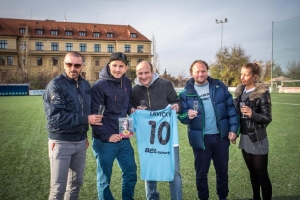 Lavi pokřtil DVD Vy&scaron;ehrad a porazil Řepku se zelenkou ve fotb&aacute;lku