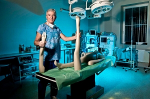 Biz&aacute;ry plastick&eacute; chirurgie, pes v implant&aacute;tu, p&aacute;nsk&yacute; prsa, bezdomovkyně na plastiku,