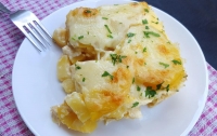 Bio koz&iacute; s&yacute;r s pečen&yacute;mi brambory a pažitkou