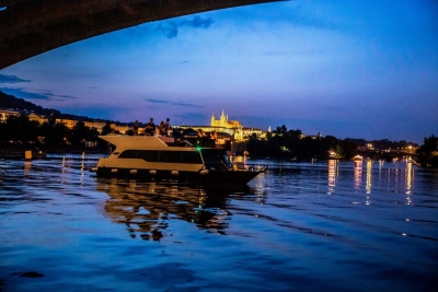 Flotila YachtBoat na Vltavě &amp; Tip na plavbu Prahou modern&iacute; lod&iacute;