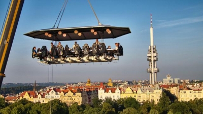 Romantika, gastronomie, adrenalin. To je Večeře v Oblac&iacute;ch