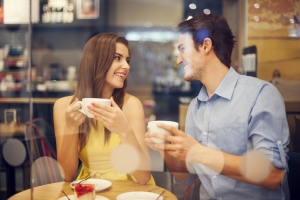 Jak pozvat muže či ženu na kávu podle zásad etikety?