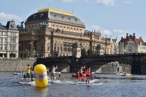 Prague City Swim: Ve Vltavě se z&aacute;vodilo za dobrou věc