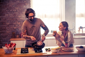 Coca-Cola: Filmy, dobr&eacute; j&iacute;dlo, pit&iacute; a společn&eacute; vařen&iacute;, to je současn&yacute; recept na dom&aacute;c&iacute; &scaron;těst&iacute;