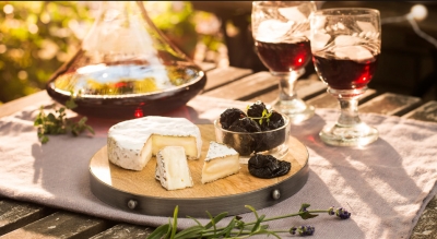 Hermel&iacute;n nebo camembert. Pozn&aacute;te, co m&aacute;te na tal&iacute;ři?