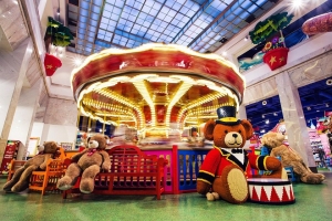 Pojďte si hr&aacute;t do Hamleys, nev&scaron;edn&iacute;ho z&aacute;žitkov&eacute;ho hračk&aacute;řstv&iacute; se senzačn&iacute;mi atrakcemi