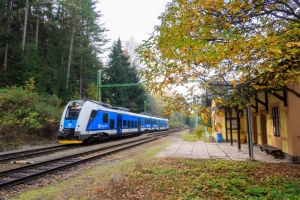 Po stop&aacute;ch nejstar&scaron;&iacute; železnice na kontinentu až pod Čertovu stěnu a Lipenskou vodn&iacute; n&aacute;drž