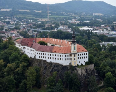 Z&aacute;mek Děč&iacute;n v&aacute;s přiv&iacute;t&aacute; po cel&yacute; rok
