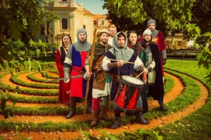 Robin Hood se usad&iacute; leto&scaron;n&iacute; l&eacute;to se svoj&iacute; družinou  v loučensk&yacute;ch les&iacute;ch