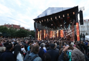 Hudba a nejlepší koktejly z celého světa, to je červnový Mattoni Koktejl Festival na Staroměstském náměstí