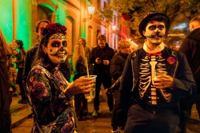 Nejbarevněj&scaron;&iacute; oslava v Hole&scaron;ovick&eacute; tržnici se bl&iacute;ž&iacute;! D&iacute;a de los Muertos připomene symboliku oslav života a smrti