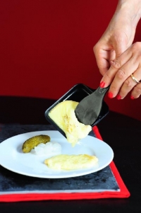 FIRMA SWISS CHEESE CHYST&Aacute; VELMI SPECI&Aacute;LN&Iacute; V&Aacute;NOCE A NOV&Yacute; ROK VE VIP STYLU!