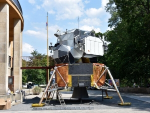 Přist&aacute;vac&iacute; modul Apolla 11 dosedl před pražsk&eacute; planet&aacute;rium
