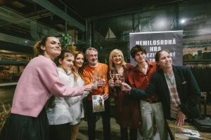 Lenka Pastorč&aacute;kov&aacute; pokřtila nov&yacute; rom&aacute;n a představila herce Jiř&iacute;ho Dvoř&aacute;ka jako prezidentsk&eacute;ho kandid&aacute;ta