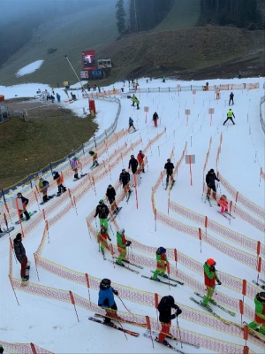 Skiare&aacute;ly jsou zavřen&eacute;, lid&eacute; se ale na sjezdovk&aacute;ch neorganizovaně sdružuj&iacute;. Otevřen&aacute; střediska by na hory vr&aacute;tila ř&aacute;d.