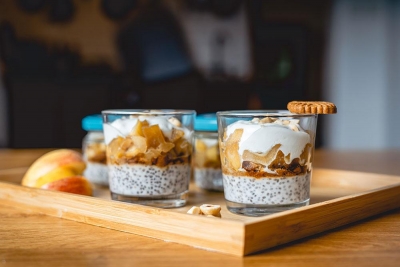 Origin&aacute;ln&iacute; svačina: Chia pudink s karamelizovan&yacute;m ovocem