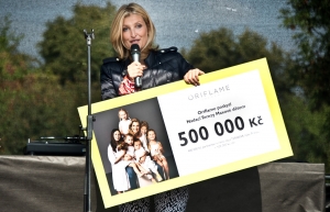 Oriflame opět pom&aacute;h&aacute; po boku Terezy Maxov&eacute;