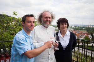 Herec Jaroslav Du&scaron;ek pokřtil bos v&iacute;no ročn&iacute;ku 2015 z trojsk&eacute; vinice sv. Kl&aacute;ry