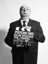 Je to horor! Milan &Scaron;teindler nasadil masku režis&eacute;ra Psycha Alfreda Hitchcocka