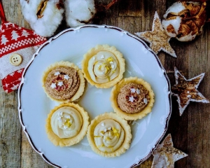 Ko&scaron;&iacute;čky se skořicov&yacute;m kr&eacute;mem a kr&eacute;mem z b&iacute;l&eacute; vegan čokol&aacute;d