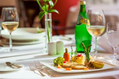 Pozv&aacute;nka: NEDĚLN&Iacute; BRUNCH S V&Yacute;HLEDEM V RESTAURACI HRADČANY