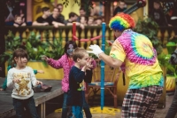 CENTRUM BABYLON zve na předsilvestrovsk&yacute; program s poh&aacute;dkami, ma&scaron;karn&iacute;m b&aacute;lem, klaunskou show a dal&scaron;&iacute; z&aacute;bavou pro celou rodinu